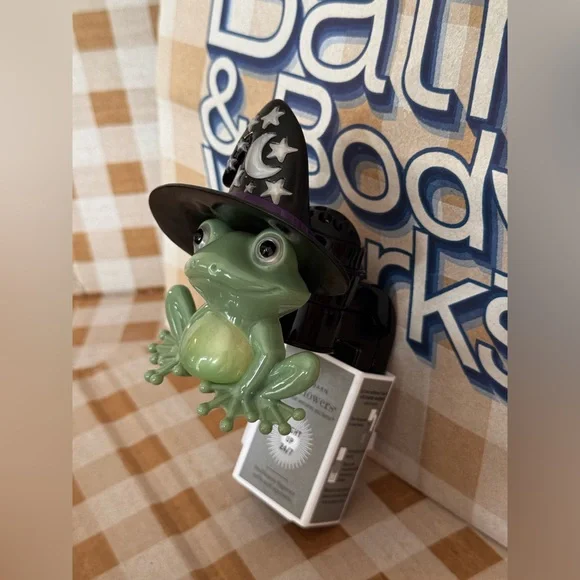 NWT B&BW Witchy Frog Wallflower Plug Nightlight & NWT/SEALED MYSTERY REFILL - Picture 5 of 7